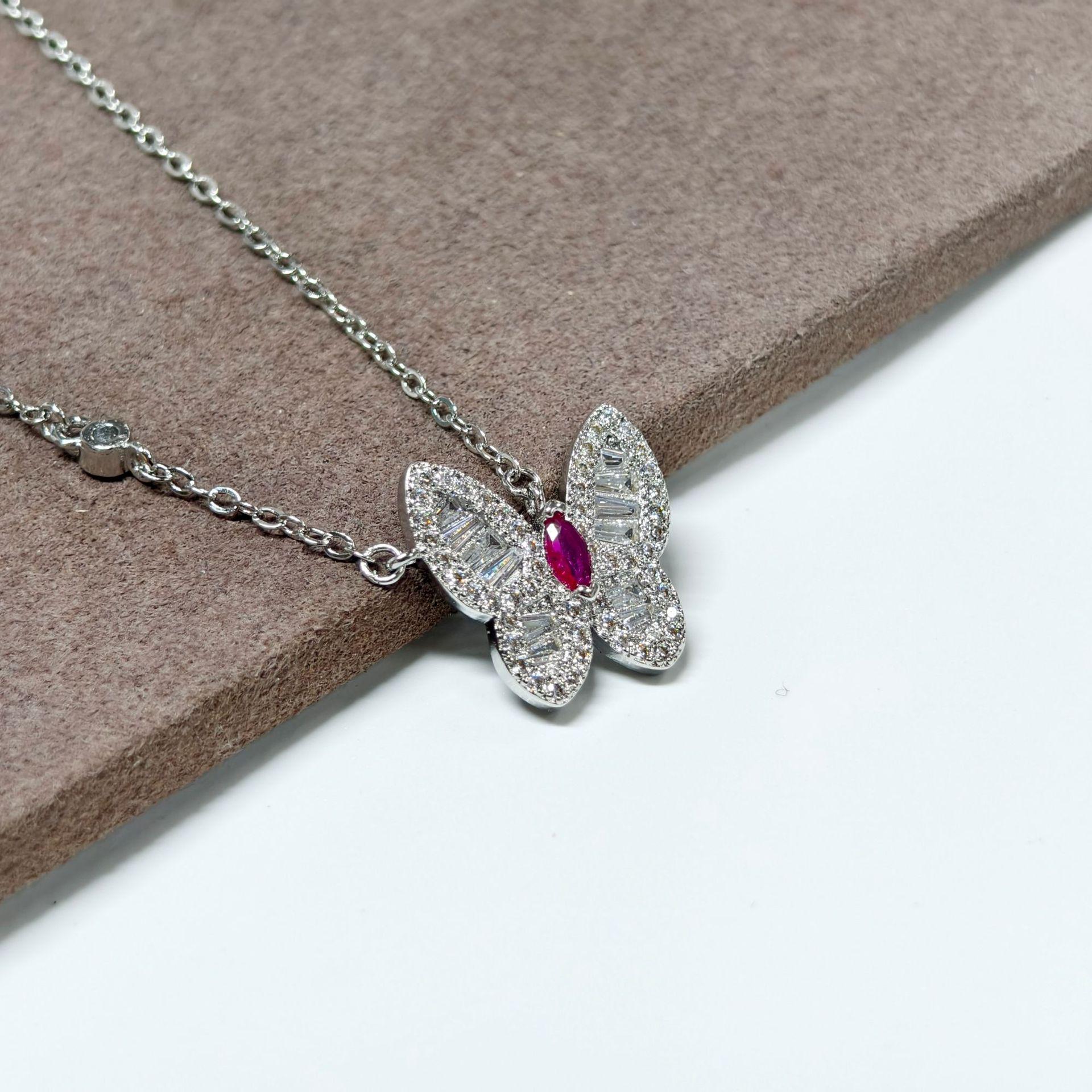 Gesi En Jewelry: Korean Style Fresh Heart & Butterfly Necklace - Elegant High-End Design