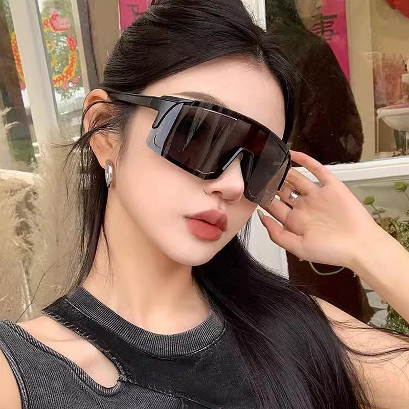 

Outdoor mountaineering sunglasses for women, windproof goggles for hiking, road cycling, snow mountain skiing, and running Black Frame Gray Piece(Tr