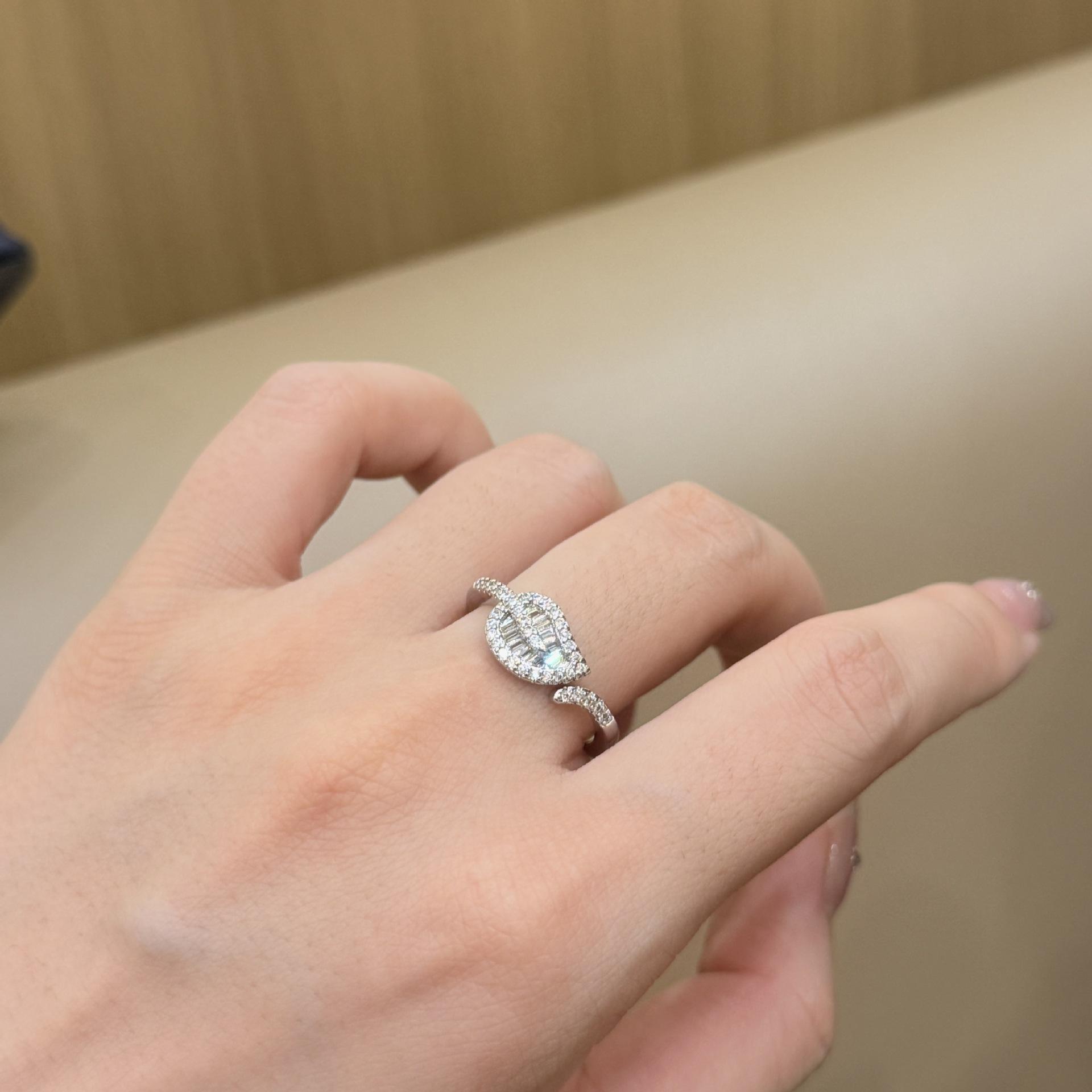 

Leaf Inlaid Diamond Super Flash Ring, Female Personality Temperament Mori Super Fairy Index Finger Ring Opening adjustable