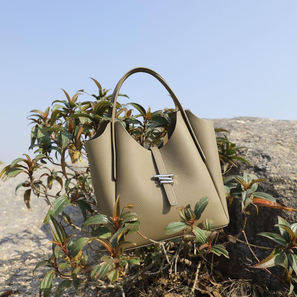 New Spring and Summer Genuine Leather Women's Bag Daily Commuting Handbag Fashion Wind Chime Bag Slanted Vegetable Basket Bag