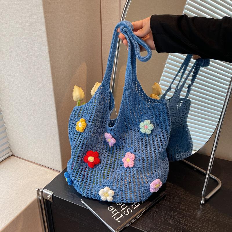 

Woven bag women s large-capacity new niche small flower summer hollow shoulder bag texture popular bucket bag синий