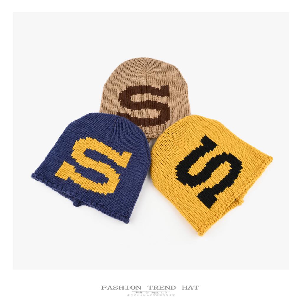 Korean-style color-block S-letter knitted beanie, unisex, for autumn and winter, warm, ear-covering, loose-fitting, and designed to be pulled over