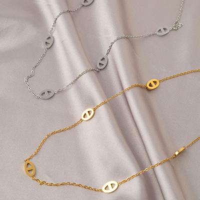 Chic Minimalist Titanium Steel Pig Nose Necklace for Women - Elegant European & American Design, Exquisite Clavicle Chain.