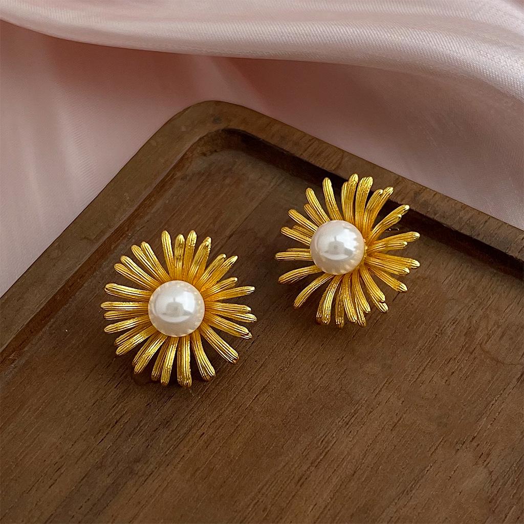 

Daisy Pearl 925 Silver Needle Luxury Stud Earrings for Women - Fashionable, High-End Jewelry