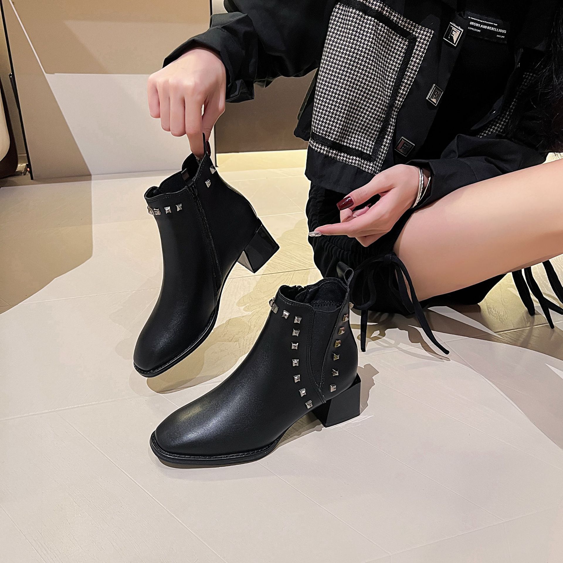 

Новые ботильоны на толстом каблуке с заклепками женские 2025 осень и зима модные низкие ботильоны челси на среднем каблуке с острым носком детские 39