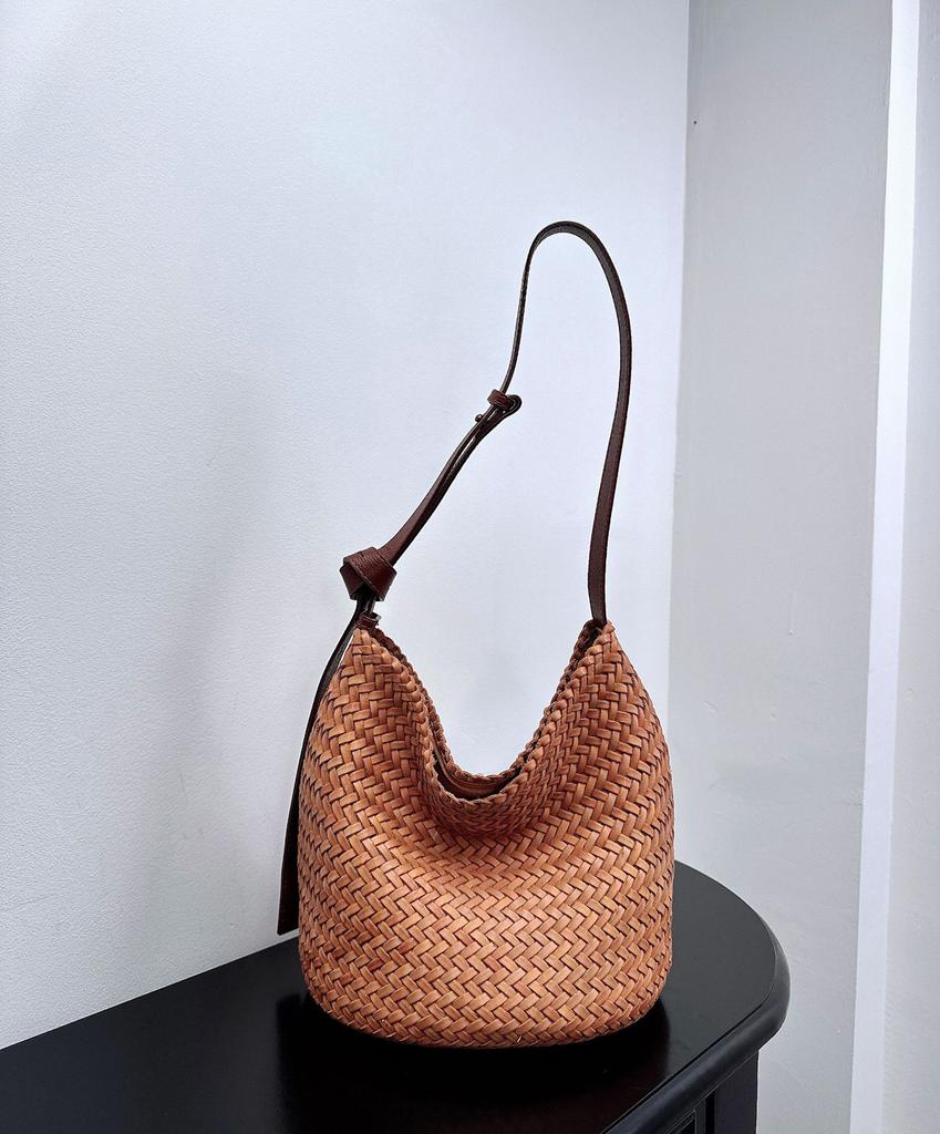 First layer vegetable tanned cowhide hand-woven bucket bag, high-end niche design, genuine leather single shoulder crossbody commuter bag for women