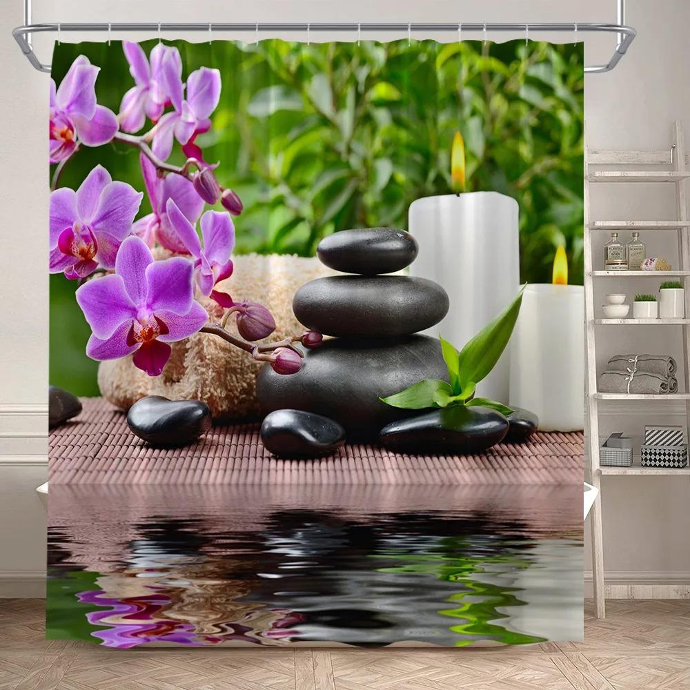 Rideaux de douche en bambou vert zen, fleurs d'orchidée violette et papillons, plantes, pierre noire, décor de salle de bain en tissu avec paysage naturel de spa