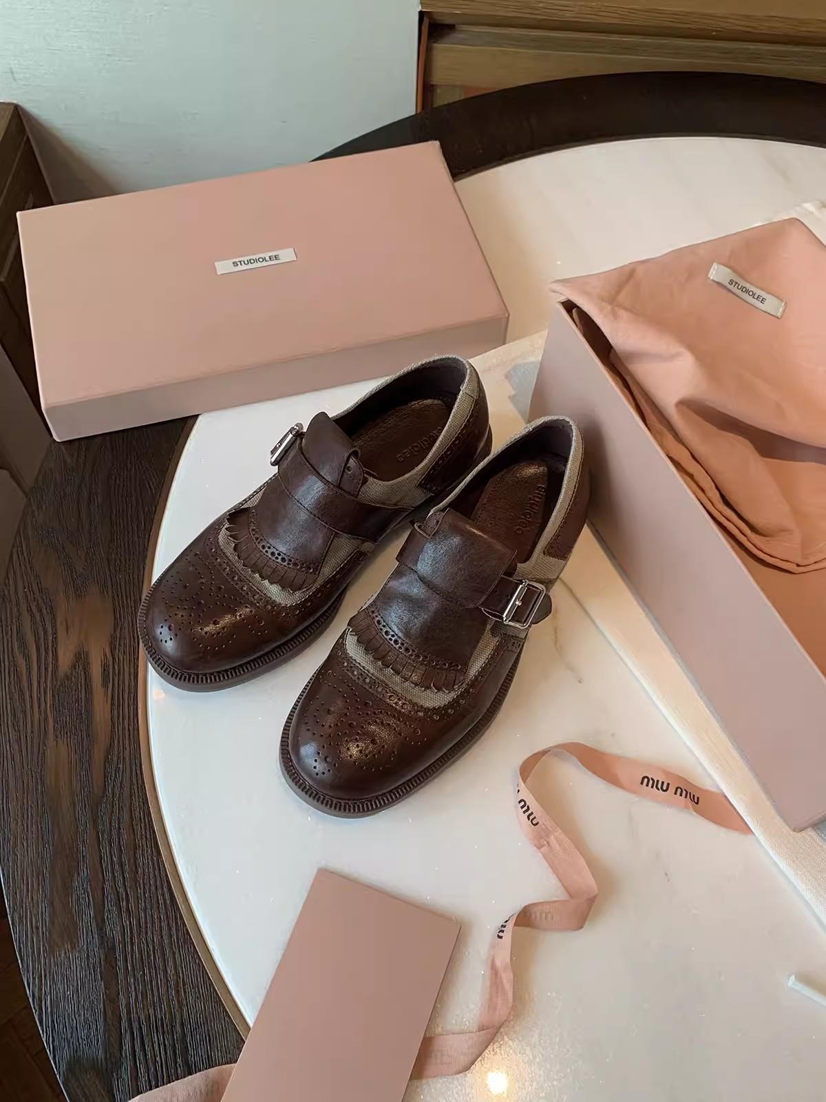 

Версия из коровьей кожи~ Виноградная мать имеет те же замшевые броги с бахромой в британском стиле. Женские лоферы 40