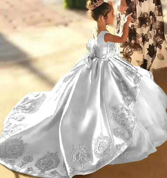 

Детское золотое вышитое атласное и тюлевое бальное платье для выступлений с бантом и шлейфом Child 11 серебро белый