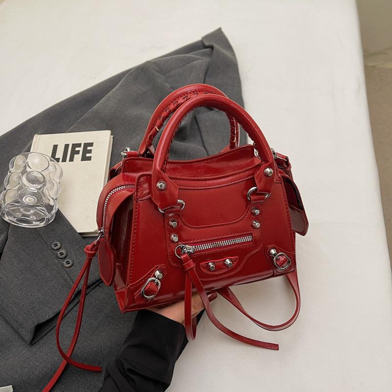 New high-end fashion rivet bull nose locomotive bag portable shoulder crossbody trendy women's bag