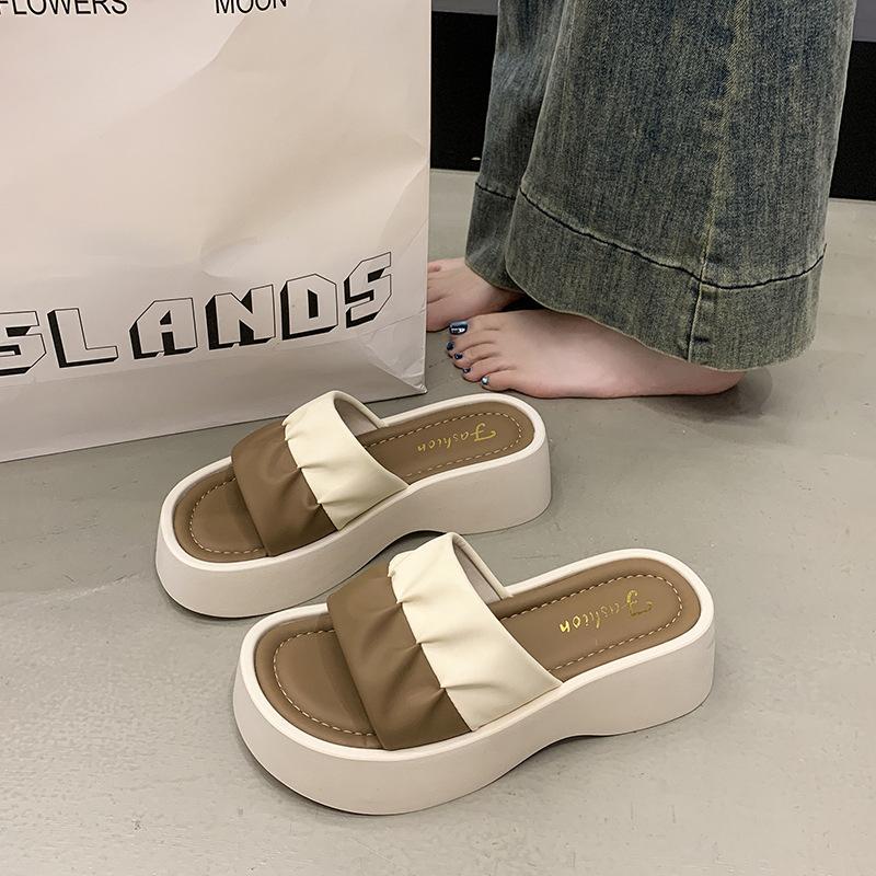Fashion one-word drag summer casual stepping on shit feeling bread beach 2025 pregnant women new sandals wear women's cool slippers