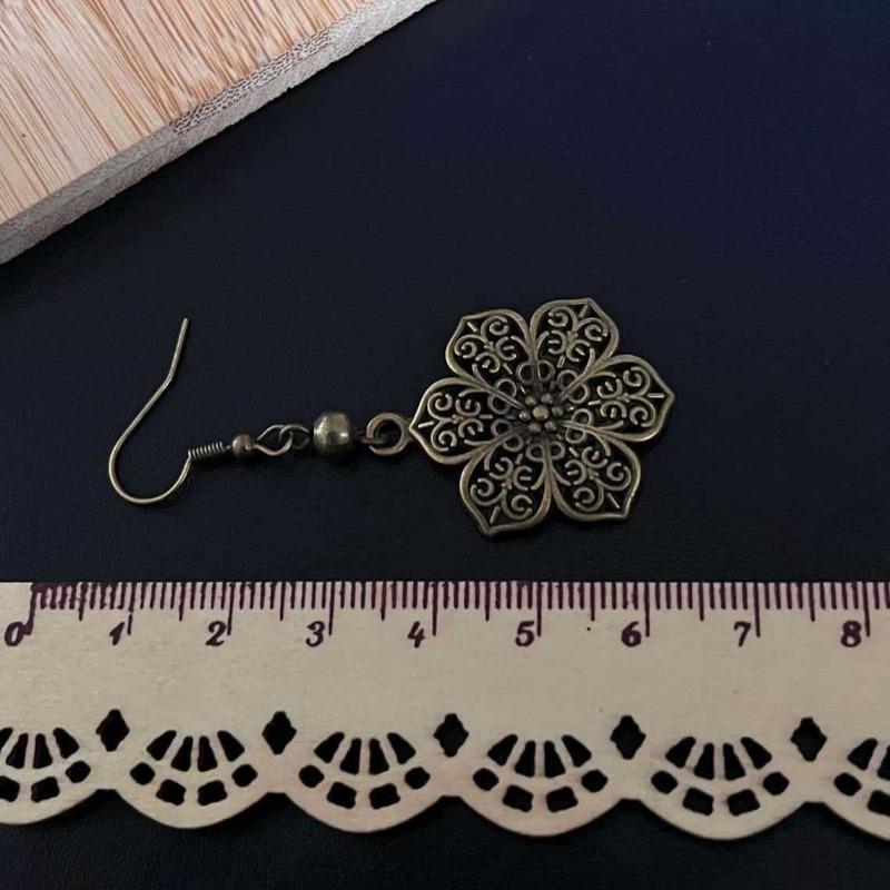 Temperament Retro Bronze Color Hollow Flower Embossed Filigree Dangle Earrings for Women Ethnic Bohemia Jewelry Accessories Gift