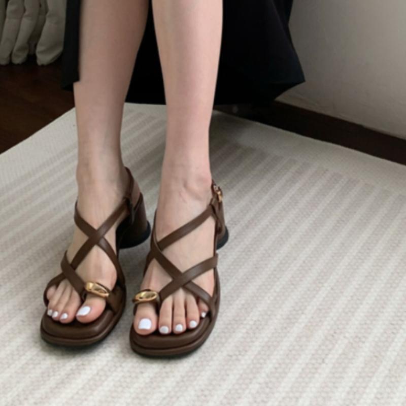 Mode Sandalen Designer Neu 2024 Kleid Damen Metalldekoration Damen Schmaler Riemen Schnalle Dicke Absätze Damenschuhe Draußen Party Zehenclip