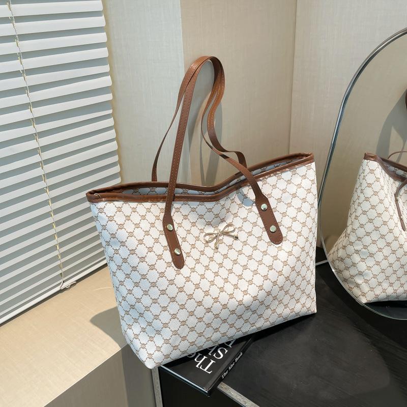 2025 new trendy fashion large-capacity tote bag commuter shoulder bag autumn and winter simple fashion oblique span bag