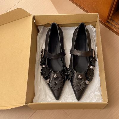 Frühling neue schwarze spitze Schuhe Damen Blumenverzierung Ein-Knopf niedriger Absatz weiches Leder vielseitig Einzelne Schuhe