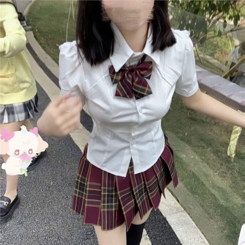 Set cămașă cu mânecă lungă albă pentru femei, croială slim-fit, stil academic și fustă plisată