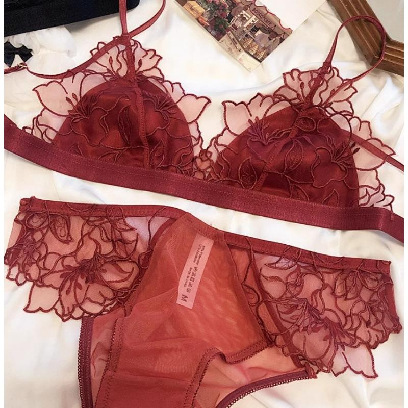 

Ультратонкий кружевной бюстгальтер с вышивкой - Маленький размер S (32/70AB)