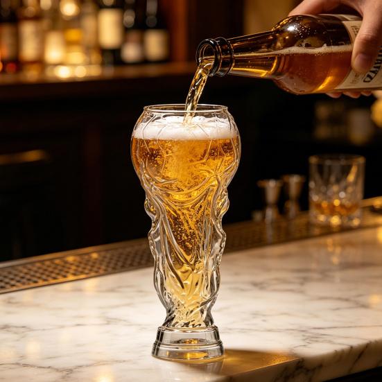 Trophäen-förmiges Bierglas Kreativer Fußball-Design-Becher Neuheit Trinkbecher