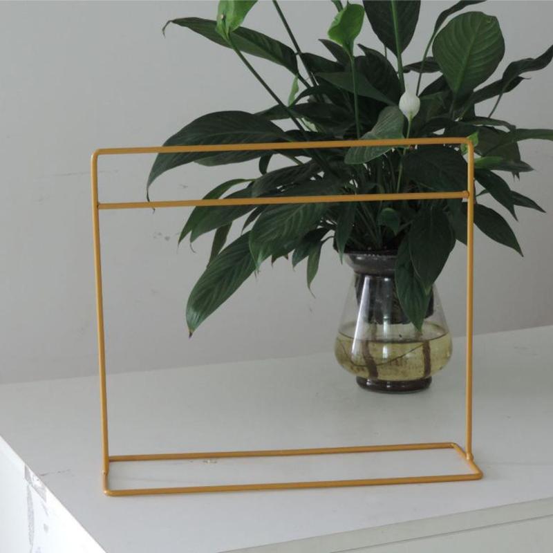 

1 шт. Миниатюрная мебель Металлический напольный шкаф Маленькая вешалка для одежды Мебель для кукольного домика Украшение