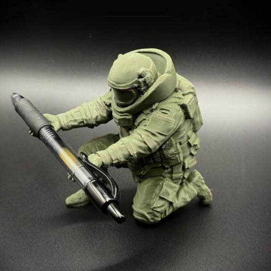 Soldier Pen Holder 3D Printed Kneeling Soldier Pencil Stand Desk Organizer for Office Home Tabletop Decor Gifts for Men Father