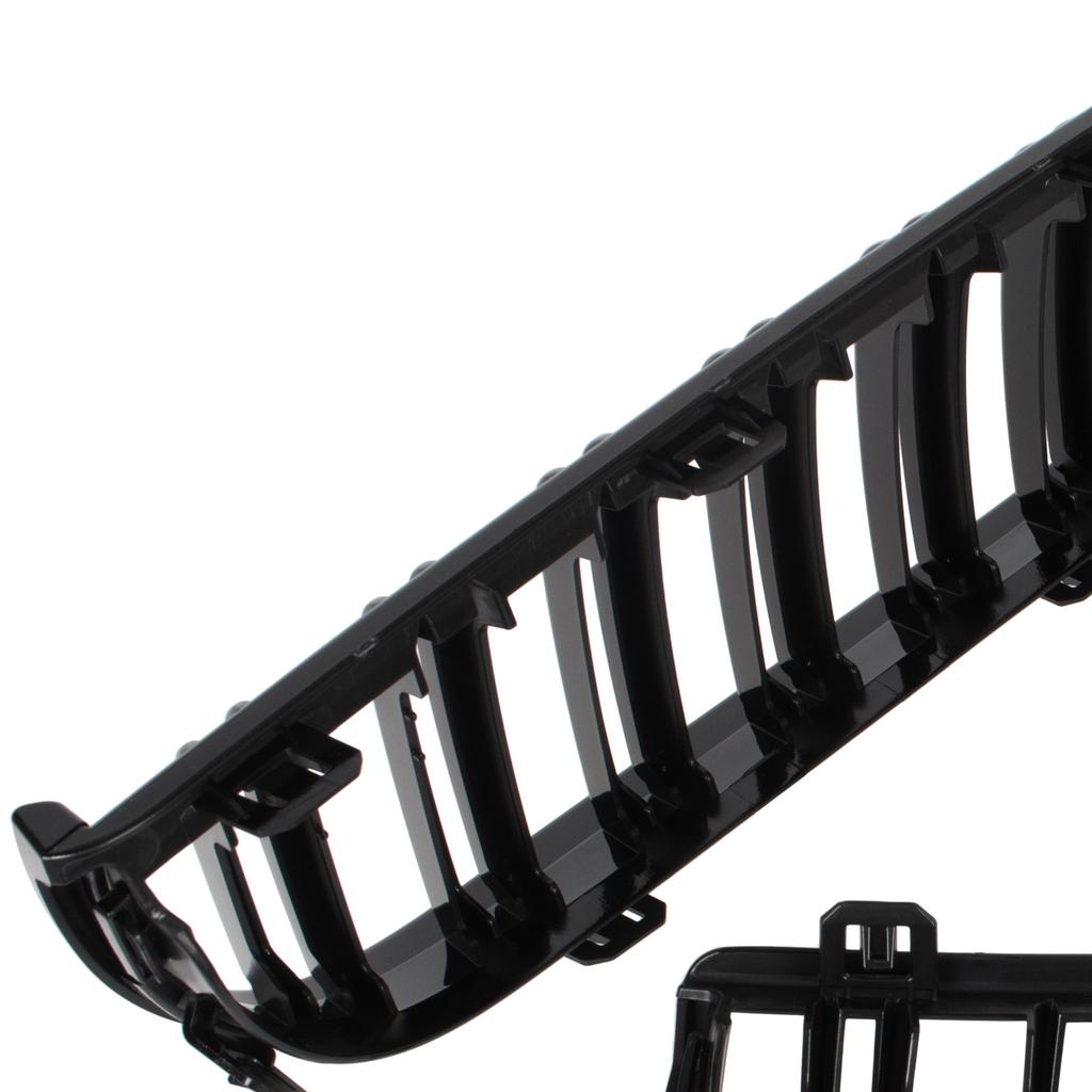 BMW 3 E90 / E91 04-09 SEDANAS / KOMBI grotelės tarp priekinių žibintų (inkstai) kairės + dešinės komplektas JUODAS BLIZGUS Dvigubos juostelės, lenkta šonkaulėta