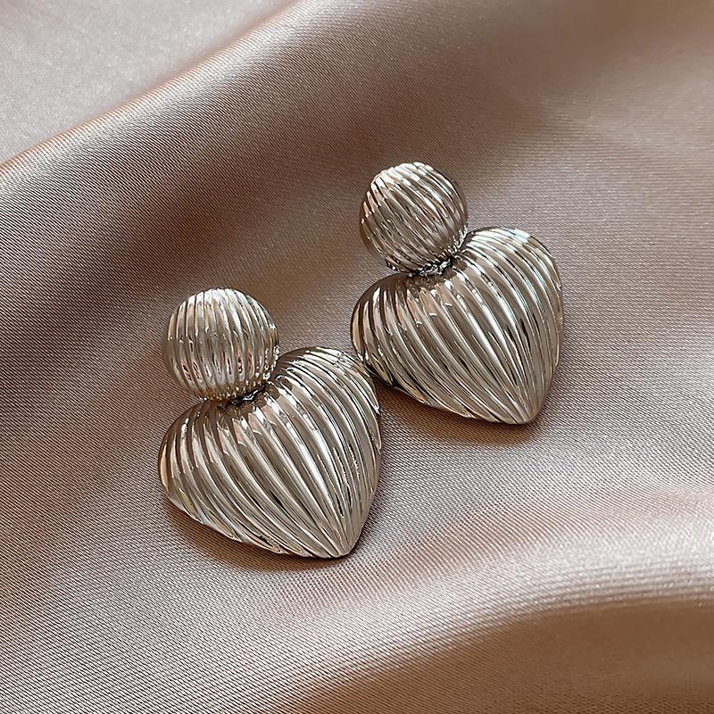 Vintage Metal Striped Round Heart Earrings for Women European American Retro Ball Drop Earrings Elegent Female Simple Jewelry