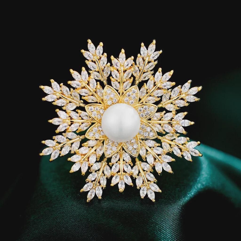 Luxurious South Korean Snowflake Brooch with Zircon Inlaid Diamonds – Elegant Corsage Pin for Suits and Coats.