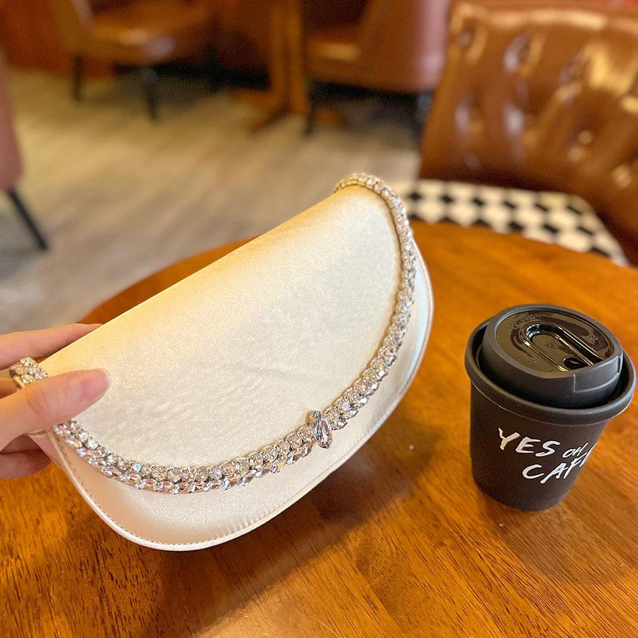 

Xiaoxiangfeng celebrity temperament semi-round dumpling bag, shiny diamond-encrusted crystal dinner bag, messenger bag in hand