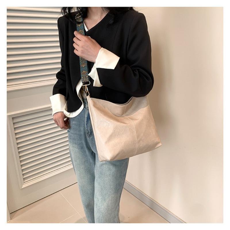 Spring new fashion portable shoulder crossbody large capacity bucket women's bag supports a lot of mixing