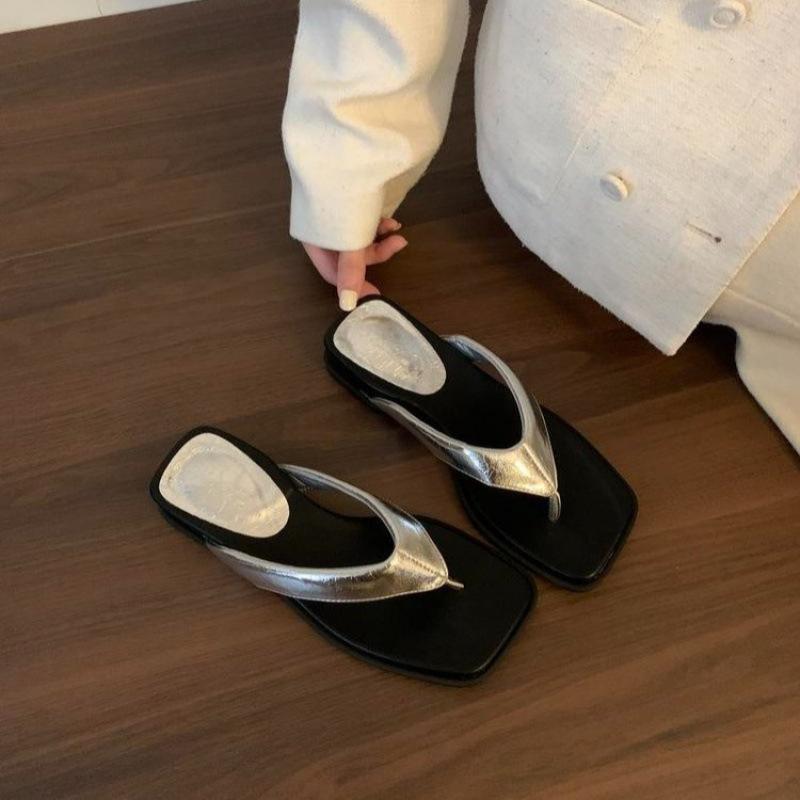 Thick-soled sandals wear French evening wind pinch slippers women's 2025 summer new beach shoes flip-flops high heels