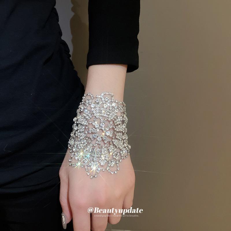 Super Flash Diamond-encrusted Flower, a Multi-wear Bracelet, Fashionable Temperament, Light Luxury Bracelet, Personalized Niche and High-end Jewelry.