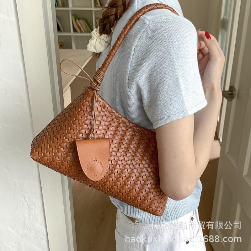 Niche Design Bag Women's 2025 New Popular Fashion Summer Shoulder Bag Super Popular Commuter Armpit Bag