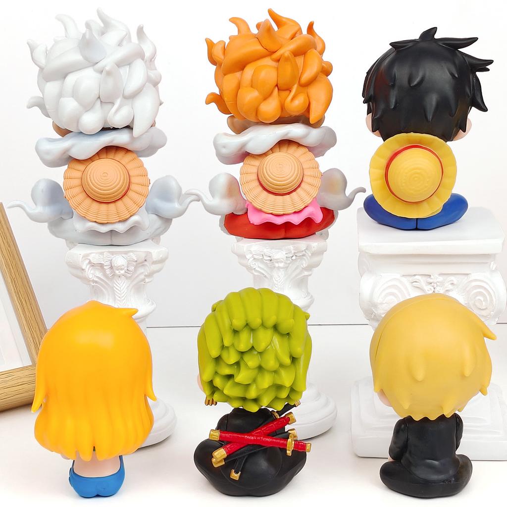 Skladem One Piece Nika Luffy Roronoa Zoro Nami Sanji Mini figurka Anime Kawaii Sedící hračky Stolní ozdoby do auta Model Dárky