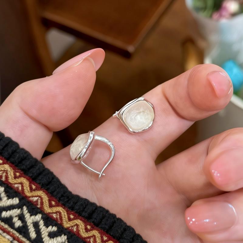 

Irregular glass square ear buckle individual cold wind temperament earrings light luxury high sense earrings design sense niche
