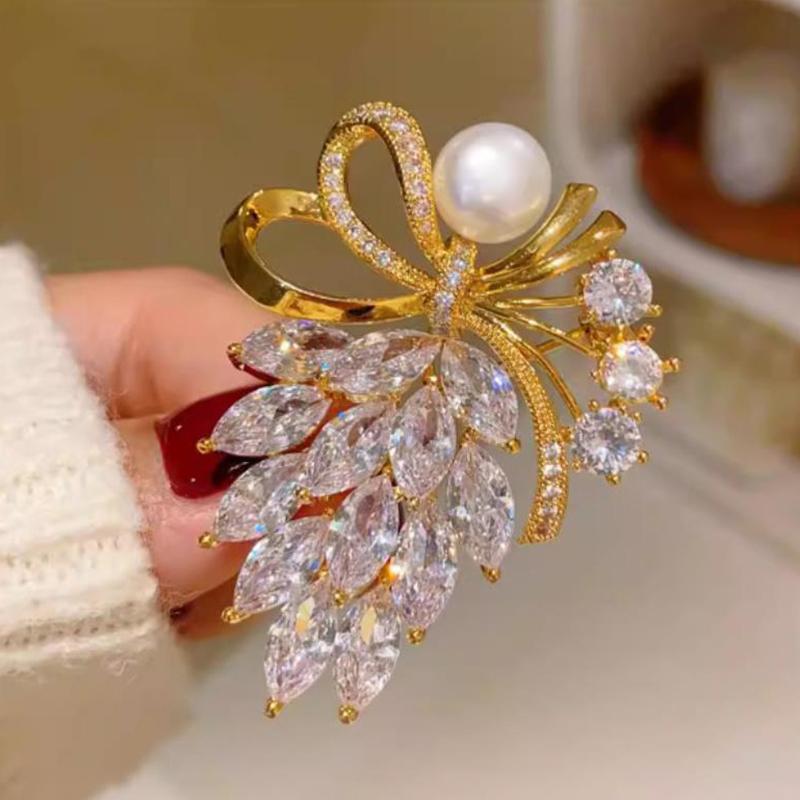 Mote Rhinestone Krystall Sløyfe Perle Brosjer Dame Klær Kåpe Smykker Tilbehør Gaver
