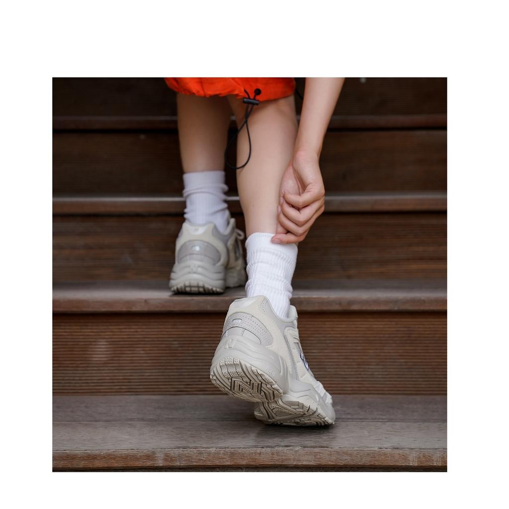 new New Balance NB 452 Cushioned Slip Resistant Low Top Chunky Sneakers Women's Greige