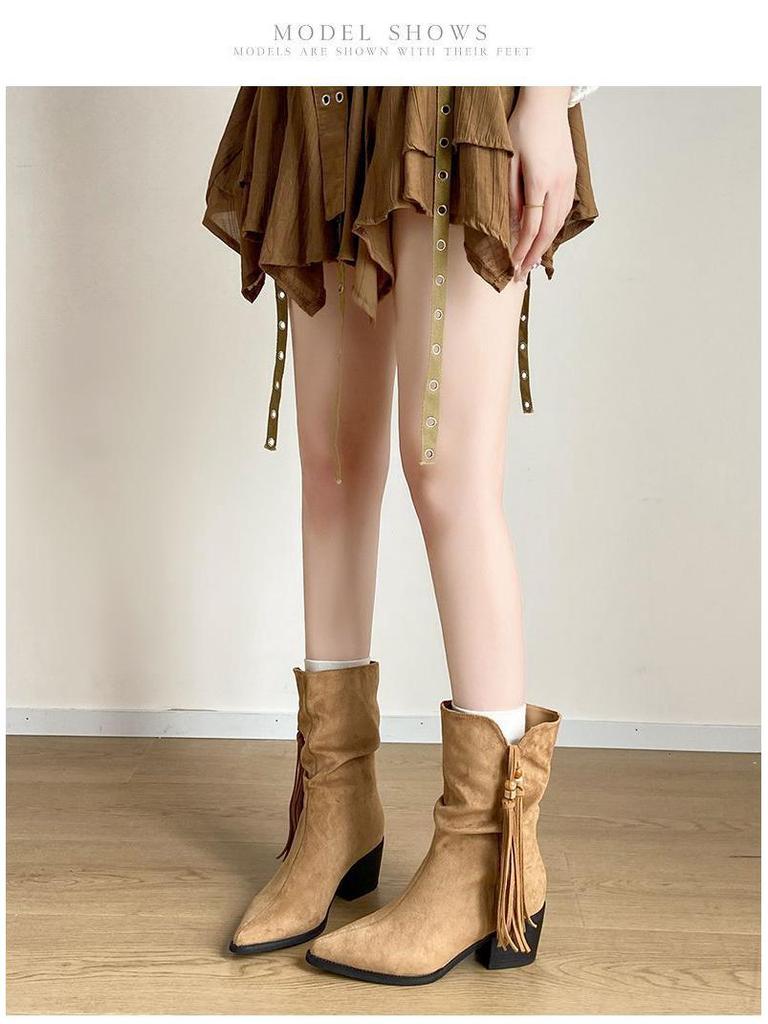 Damskie zamszowe kowbojki do połowy łydki na jesień/zimę 2025 z czubem w szpic, grubym obcasem, frędzlem i marszczeniami.