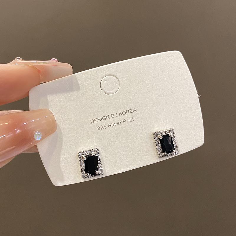 

Silver Needle Personalized Black Square Zircon Stud Earrings Women s Niche Simple and Delicate Earrings Versatile Premium Earrings