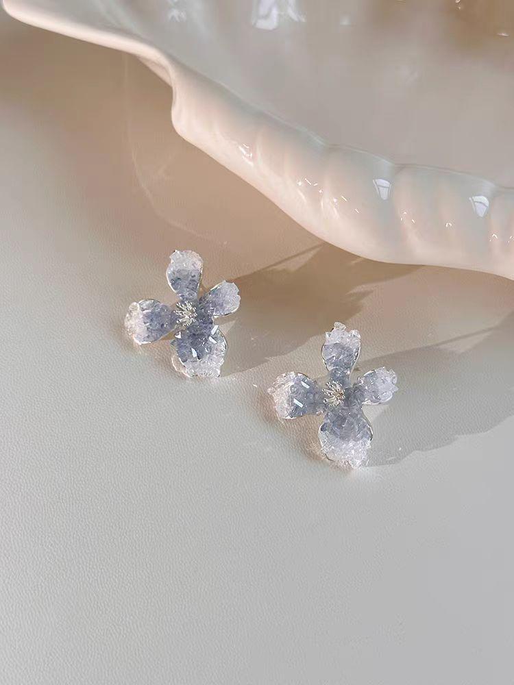 

2024 Новые серьги-пусеты с синим градиентом в виде цветка - Высококлассный уникальный дизайн для женщин