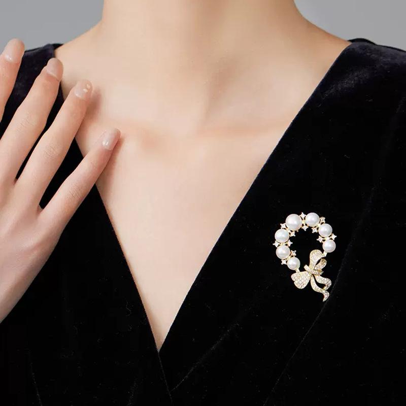 Broșă Perle Visătoare: Accesoriu Elegant, Versatil și Unic pentru Palton pentru Femei