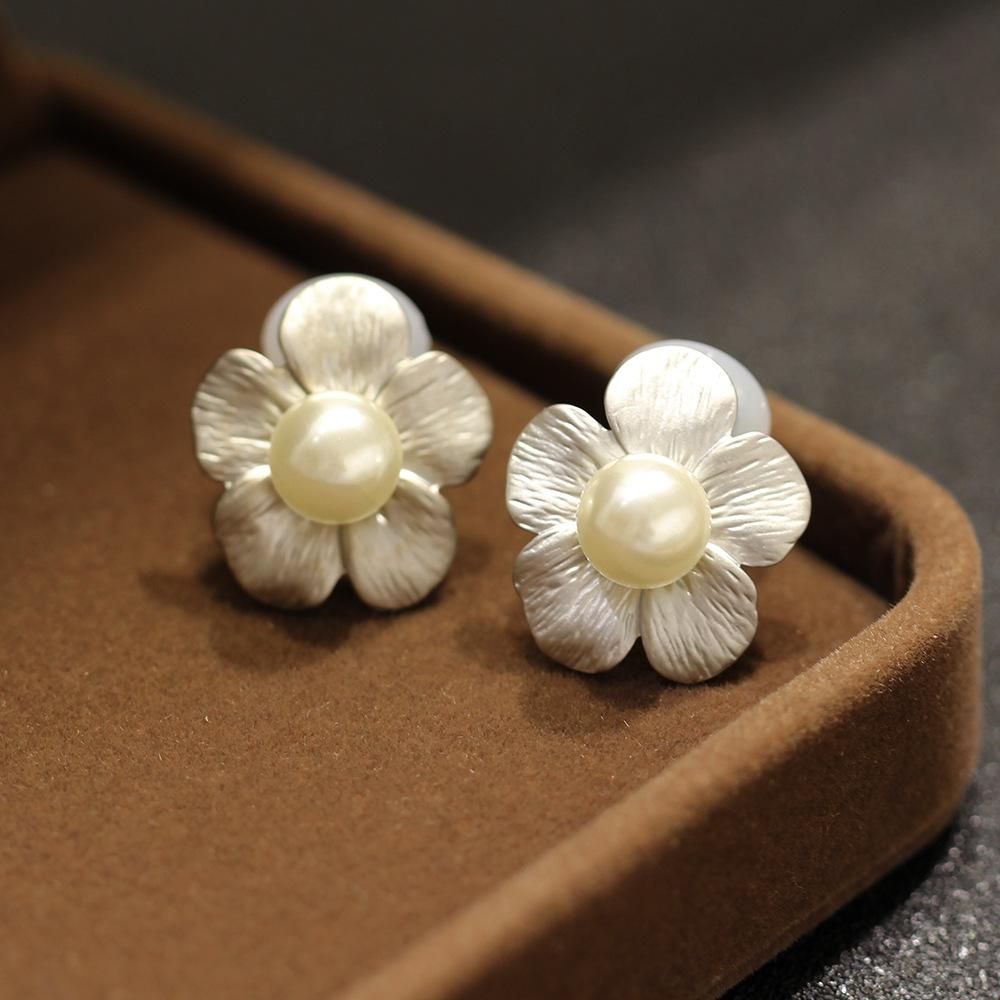 French retro matte gold and silver flower earrings temperament imitation pearl no earrings earclip earrings women's versatile