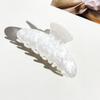 The Oval Hair Clip Exudes A High-end Feel. The Half-tied Shark Clip At The Back of The Head Is A Fashionable Hair Accessory