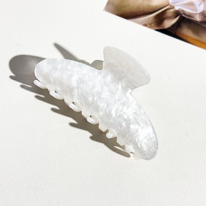 The Oval Hair Clip Exudes A High-end Feel. The Half-tied Shark Clip At The Back of The Head Is A Fashionable Hair Accessory