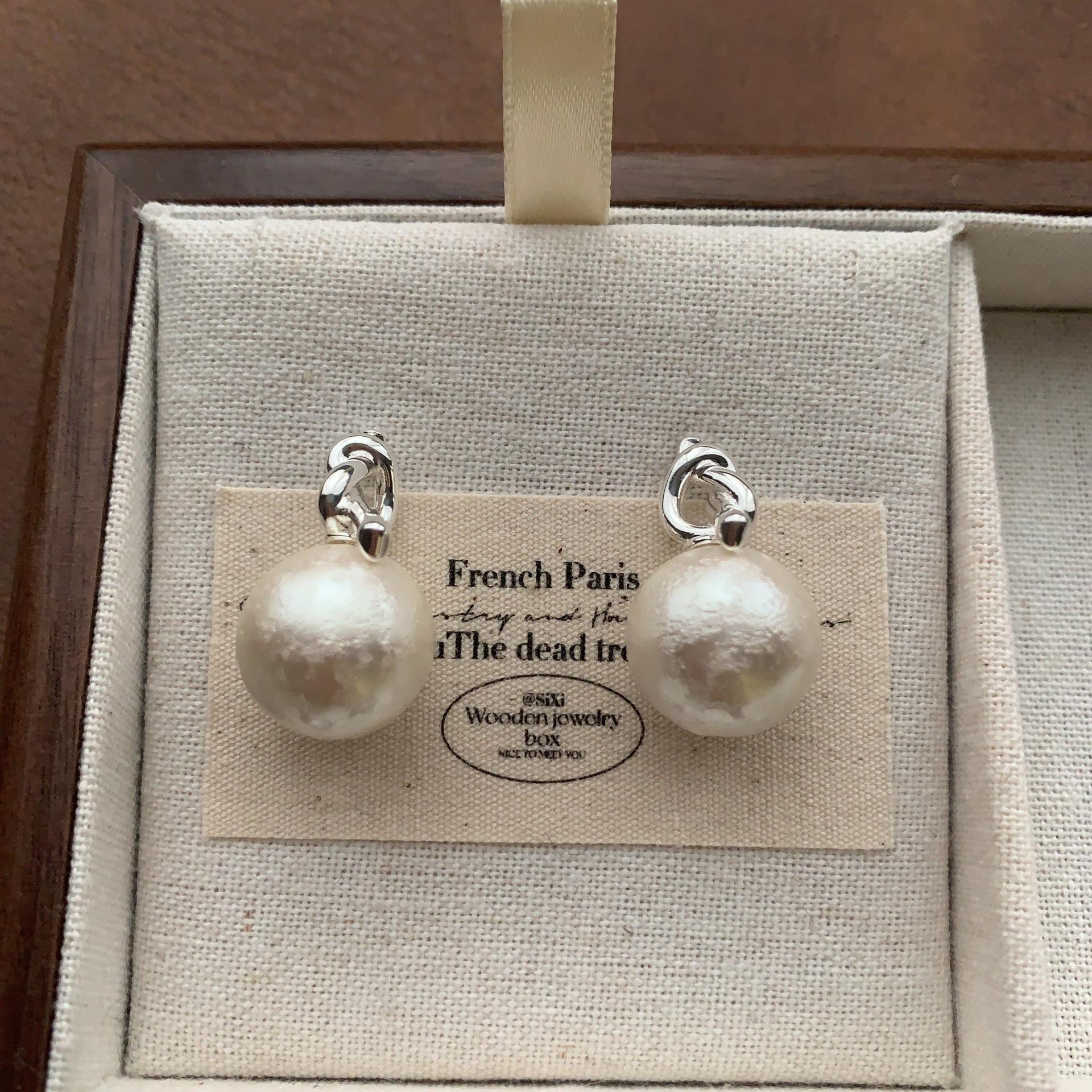 

Simple chain buckle pearl stud earrings elegant fashion niche design minimalist style high sense versatile commuter earrings