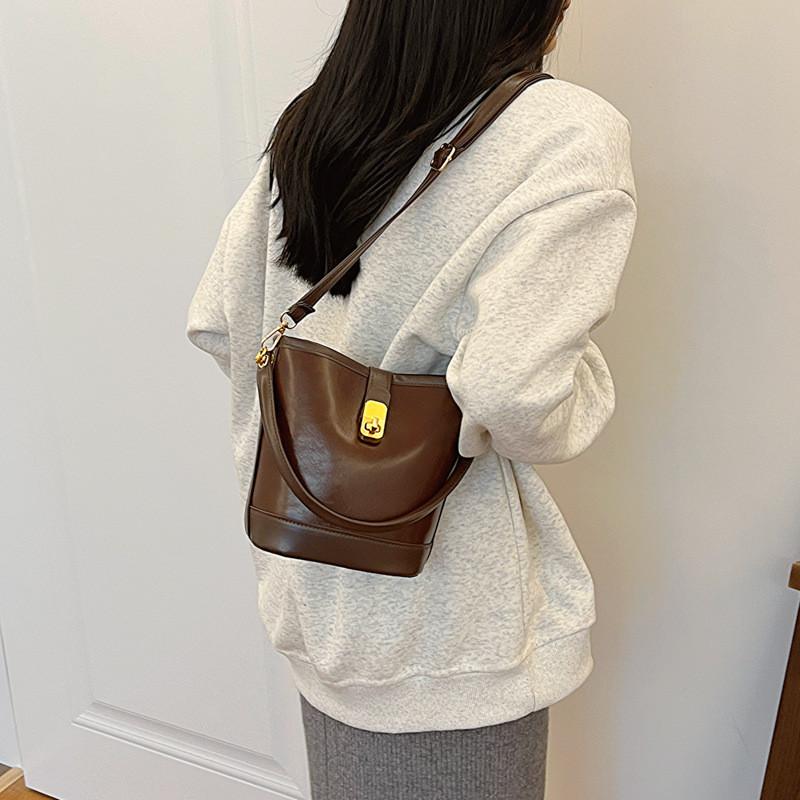 Fashionable Winter 2023 Vintage Casual Bucket Bag Soft Retro Pu Crossbody