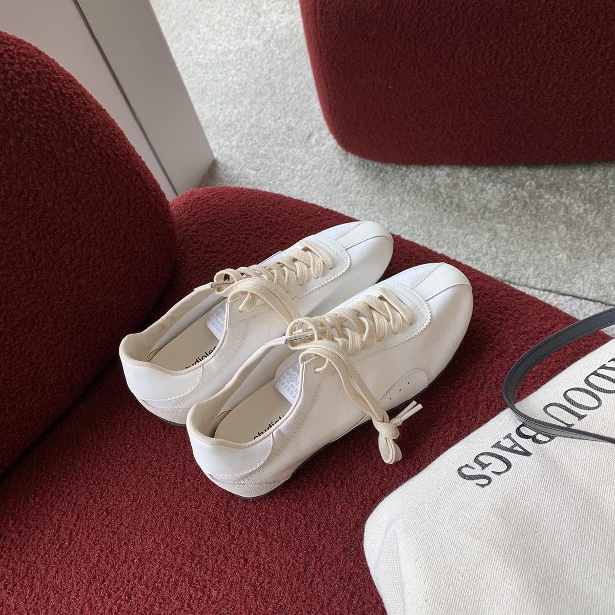 

Grape mother same style round pointed head thin color matching soft sole soft surface German training shoes casual versatile sports little white shoe 40 белый