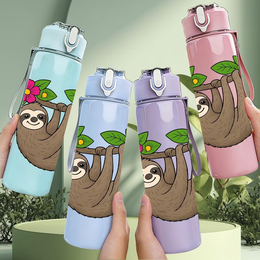 1PC Flower Sloth Hanging Branch 750ml Color Plastic Sports Water Bottle Leakproof Flip Straw Lid Suitable for Sports Office Home Use