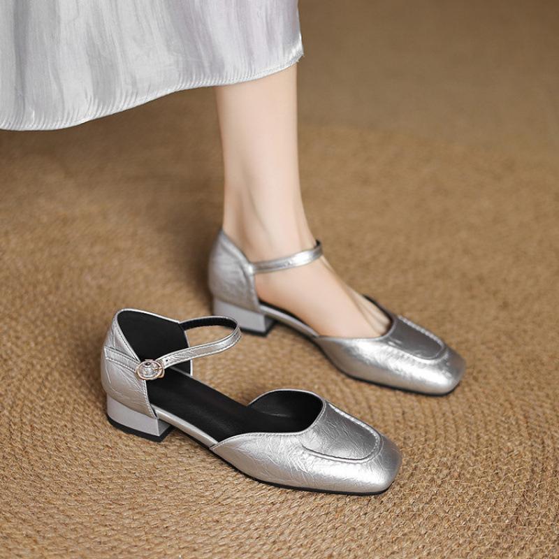 Sommer Damen Sandalen mit niedrigem Absatz und flacher Sohle, neue Tasche mit Blockabsatz, Damenschuhe mit Schnalle, Taschenkopf, Gummihohlsohle