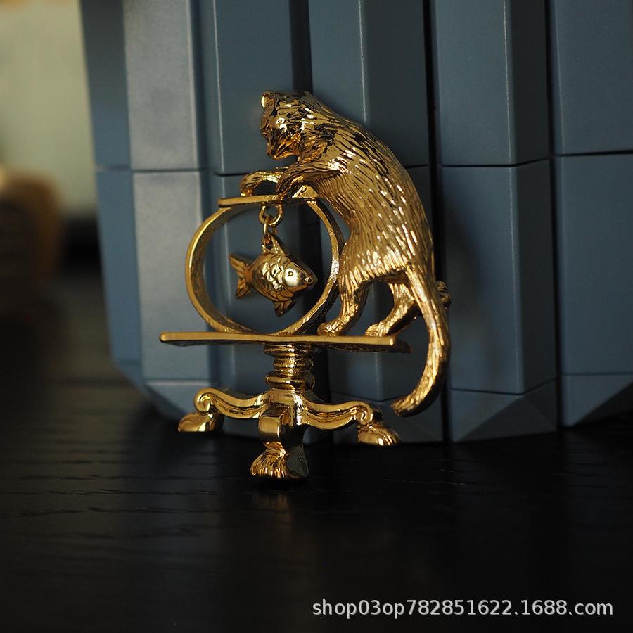 Middle Design Cat Catch Fish Vintage Badges Brooch Fashion Retro Classic Cute Kitten Pin Accessories