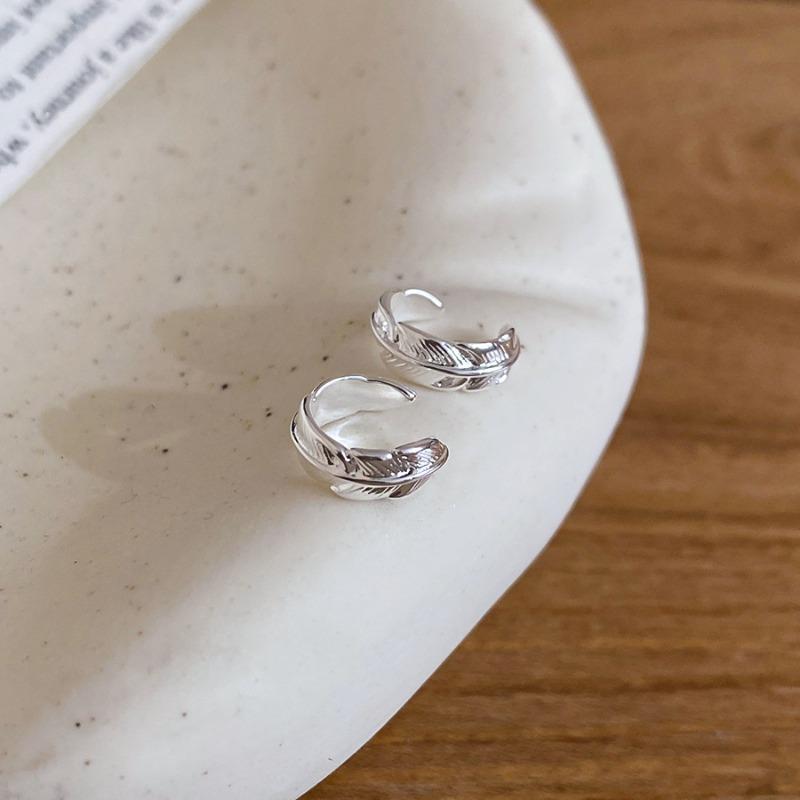 Cold wind feather ear clips, women without ear piercings, personalized fashion, niche design, earbone clips, light luxury and high-end earrings